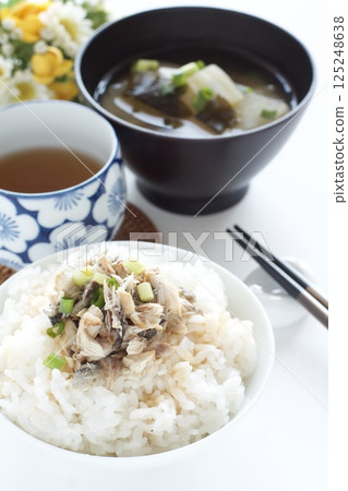 鹹鯖魚飯配裙帶菜白蘿蔔味噌湯 鹹鯖魚飯配裙帶菜白蘿蔔味噌湯 125248638