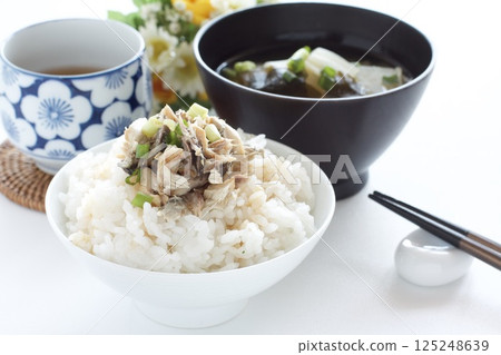 鹹鯖魚飯配裙帶菜白蘿蔔味噌湯 鹹鯖魚飯配裙帶菜白蘿蔔味噌湯 125248639