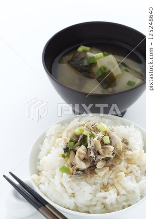 鹹鯖魚飯配裙帶菜白蘿蔔味噌湯 鹹鯖魚飯配裙帶菜白蘿蔔味噌湯 125248640
