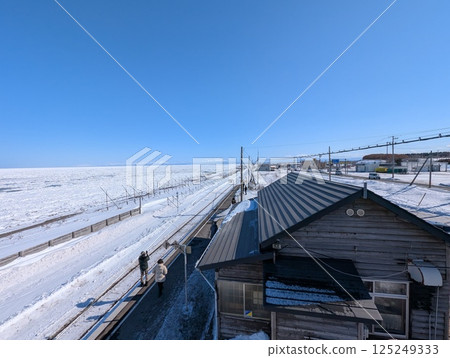 從釧網本線北濱站看到的鄂霍次克海的流冰 從釧網本線北濱站看到的鄂霍次克海的流冰 125249333