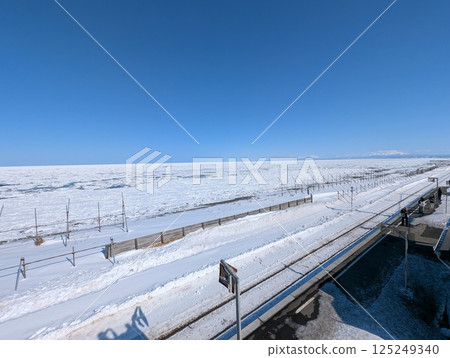 Drift ice in the Sea of Okhotsk as seen from Kitahama Station on the Senmo Main Line 125249340