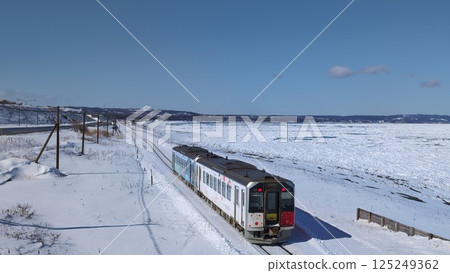 Kitahama Station on the Senmo Main Line, H100 series DECMO and drift ice, looking towards Abashiri 125249362