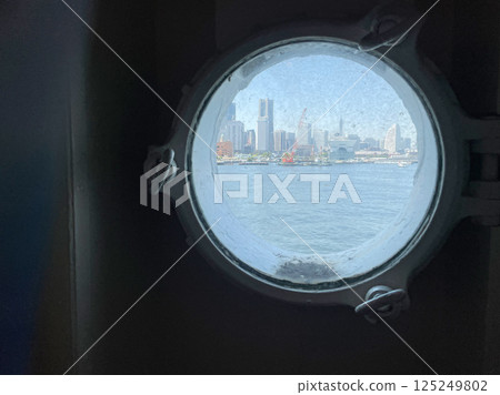 從圓形窗戶看到的橫濱景色 125249802
