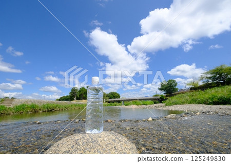 鴨川和塑膠瓶 125249830