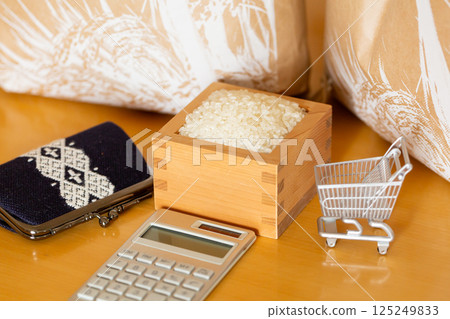Rice price Rice price Image of household finances, rice in a wooden box and a bag of rice, shopping cart, calculator, wallet, 10,000 yen note Rice price Rice price Image of household finances, rice in a wooden box and a bag of rice, shopping cart, calculator, wallet, 10,000 yen note 125249833