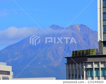 View of Sakurajima and Kinko Bay from the ferry (Kagoshima) 125249920