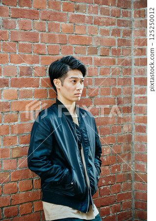一名 20 多歲、穿著便服的年輕男子 125250012