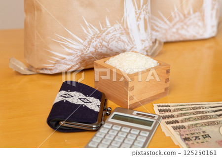 Rice price Rice price Image of household finances, rice in a wooden box and a bag of rice, shopping cart, calculator, wallet, 10,000 yen note Rice price Rice price Image of household finances, rice in a wooden box and a bag of rice, shopping cart, calculator, wallet, 10,000 yen note 125250161