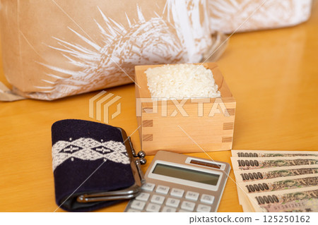 Rice price Rice price Image of household finances, rice in a wooden box and a bag of rice, shopping cart, calculator, wallet, 10,000 yen note Rice price Rice price Image of household finances, rice in a wooden box and a bag of rice, shopping cart, calculator, wallet, 10,000 yen note 125250162