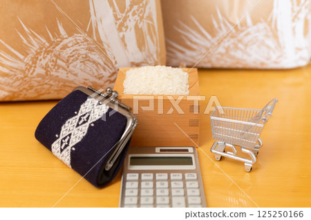 Rice price Price of rice Image of household finances, rice in a wooden box and a bag of rice, shopping cart, calculator, wallet 125250166