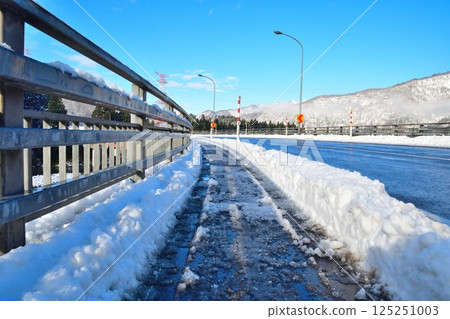 Agano River and snow scenery (Niigata Prefecture) Agano River and snow scenery (Niigata Prefecture) 125251003