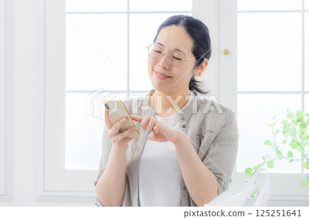 看智慧型手機的女人，家庭主婦 125251641