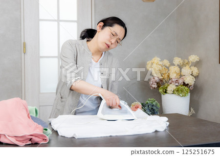 Middle female to iron 125251675