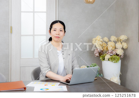 Woman using a laptop 125251678