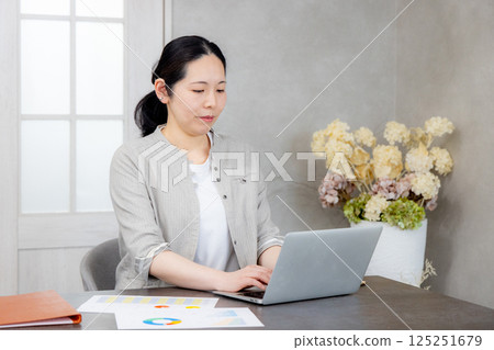 Woman using a laptop 125251679