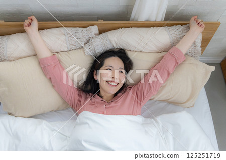 Morning awakening, woman, 40s 125251719