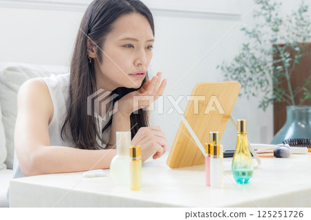 中年婦女擔心自己的皮膚 125251726