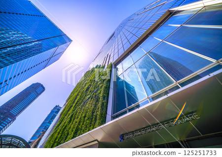 日本東京城市景觀:夏日般的炎熱…透過玻璃窗可以欣賞到澀谷Scramble廣場和澀谷溪的景色 日本東京城市景觀:夏日般的炎熱…透過玻璃窗可以欣賞到澀谷Scramble廣場和澀谷溪的景色 125251733