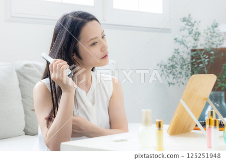 中年婦女正在使用捲髮棒 125251948