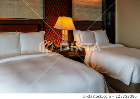 Luxury Hotel Ritz-Carlton Tokyo guest room twin bedroom Luxury Hotel Ritz-Carlton Tokyo guest room twin bedroom 125252086