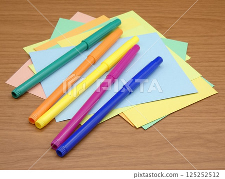 Water-based color pen and randomly placed color drawing paper Water-based color pen and randomly placed color drawing paper 125252512
