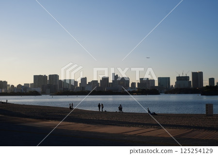 黃昏的台場海灘 125254129