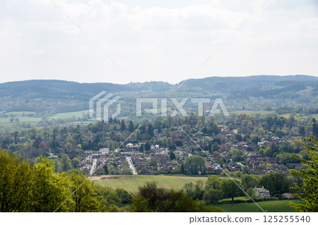 登比斯山 (Denbies Hillside) 山頂,藍天白雲下,俯瞰倫敦郊區的城市景觀 登比斯山 (Denbies Hillside) 山頂,藍天白雲下,俯瞰倫敦郊區的城市景觀 125255540