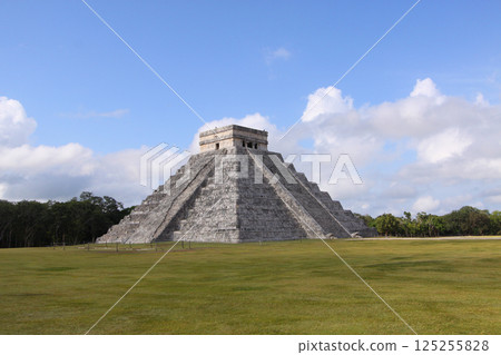 Mayan ruins of Chichen Itza, yucatan, mexico Mayan ruins of Chichen Itza, yucatan, mexico 125255828