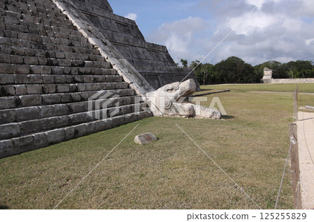 Mayan ruins of Chichen Itza, yucatan, mexico Mayan ruins of Chichen Itza, yucatan, mexico 125255829