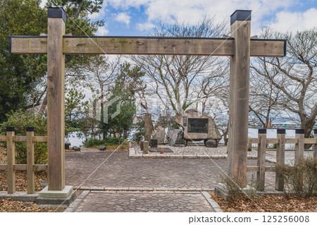 富士市(靜岡縣)可眺望富士山和港口的公園景觀 富士市(靜岡縣)可眺望富士山和港口的公園景觀 125256008
