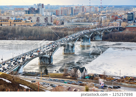 Kanavinsky Bridge Traffic and Frozen River Reflection Kanavinsky Bridge Traffic and Frozen River Reflection 125257898