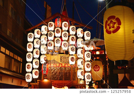京都祇園祭,京都的夏季祭,日本三大祭之一,祗園祭的夜景,宵山的景色,夜空中閃耀的燈籠 京都祇園祭,京都的夏季祭,日本三大祭之一,祗園祭的夜景,宵山的景色,夜空中閃耀的燈籠 125257958