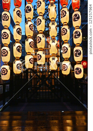 Kyoto Gion Festival, Kyoto's summer festival, one of Japan's three major festivals, night view of the Gion Festival, Yoiyama scenery, lanterns shining in the night sky 125257964