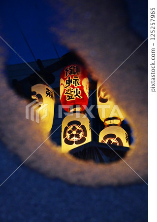Kyoto Gion Festival, Kyoto's summer festival, lantern lights reflected in puddles of water from the evening shower, night view of the Gion Festival, Yoiyama scenery, lanterns reflected in puddles 125257965