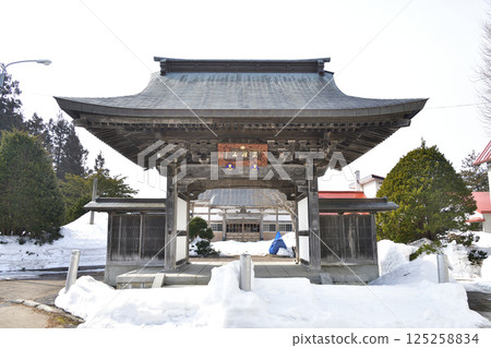 Photographing the grounds of Shozenzan Honkakuji Temple in early spring in Atsuta-cho, Hokkaido 125258834
