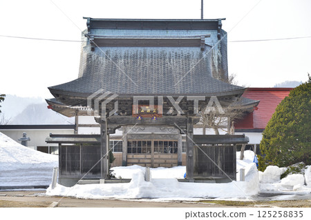 拍攝北海道熱田町初春的聖前山本覺寺院內 拍攝北海道熱田町初春的聖前山本覺寺院內 125258835