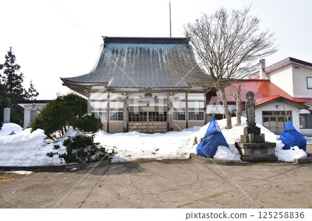 拍攝北海道熱田町初春的聖前山本覺寺院內 125258836