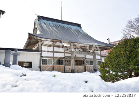 Photographing the grounds of Shozenzan Honkakuji Temple in early spring in Atsuta-cho, Hokkaido Photographing the grounds of Shozenzan Honkakuji Temple in early spring in Atsuta-cho, Hokkaido 125258837