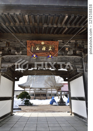 Photographing the grounds of Shozenzan Honkakuji Temple in early spring in Atsuta-cho, Hokkaido 125258838