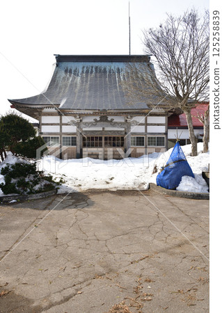 Photographing the grounds of Shozenzan Honkakuji Temple in early spring in Atsuta-cho, Hokkaido Photographing the grounds of Shozenzan Honkakuji Temple in early spring in Atsuta-cho, Hokkaido 125258839