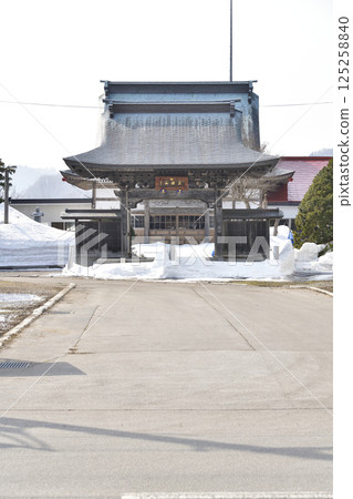 拍攝北海道熱田町初春的聖前山本覺寺院內 125258840