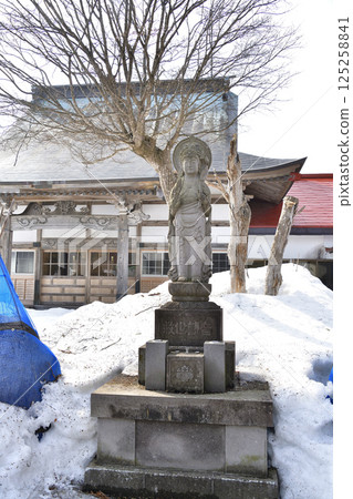 拍攝北海道熱田町初春的聖前山本覺寺院內 拍攝北海道熱田町初春的聖前山本覺寺院內 125258841
