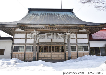 拍攝北海道熱田町初春的聖前山本覺寺院內 125258842