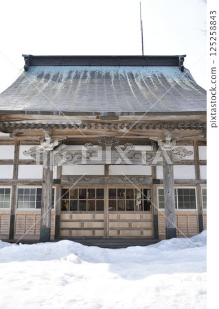 Photographing the grounds of Shozenzan Honkakuji Temple in early spring in Atsuta-cho, Hokkaido 125258843
