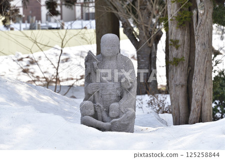 拍攝北海道熱田町初春的聖前山本覺寺院內 拍攝北海道熱田町初春的聖前山本覺寺院內 125258844