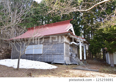 Photographing the grounds of Tomikawa Hachimangu Shrine in Hokuto, Hokkaido in early spring Photographing the grounds of Tomikawa Hachimangu Shrine in Hokuto, Hokkaido in early spring 125259891