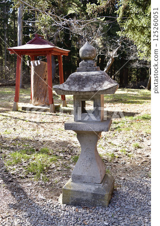 Photographing the grounds of Yakushi Tenmangu Shrine in spring in Hokuto, Hokkaido 125260051