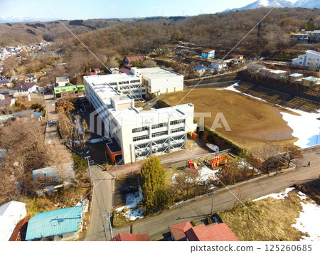 初春時節北海道江差町江差小學的鳥瞰圖 初春時節北海道江差町江差小學的鳥瞰圖 125260685