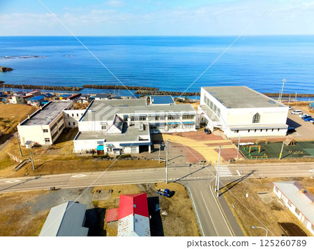 初春時節北海道江差市南丘小學的鳥瞰圖 初春時節北海道江差市南丘小學的鳥瞰圖 125260789
