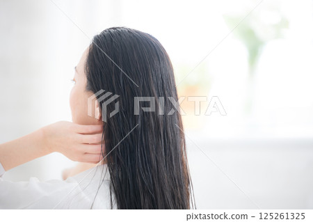 Women doing hair care and head spa, using oil and treatment 125261325